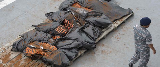Algunos de los cuerpos que se han recuperado del avión de AirAsia siniestrado.