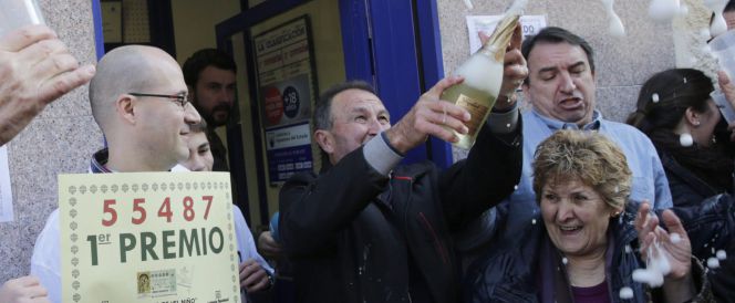 El primer premio del sorteo extraordinario de la lotería de El Niño, celebrado hoy y dotado con dos millones de euros por serie (200.000 euros al décimo), ha recaído en el número 55.487 que ha sido vendido en la administración número 4 de Leganés (Madrid).