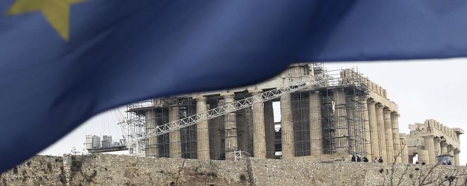 Vista de una bandera de la Unión Europea ondeando frente al Partenón en Atenas, Grecia.