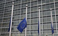 Banderas europeas ondean a media asta en la sede de la Comisión Europea en Bruselas