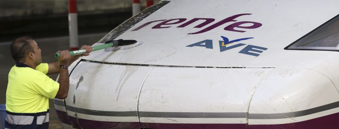 Un operario limpia el coche silencioso implantado por Renfe en sus trenes.