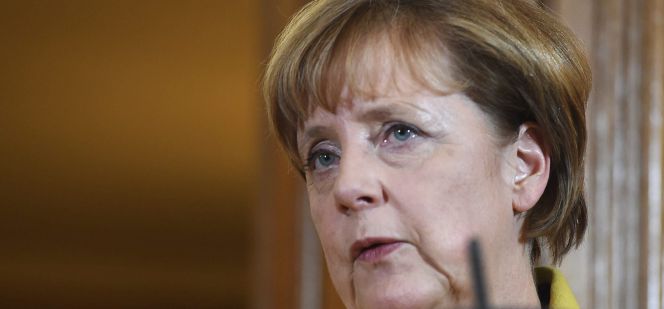 La canciller alemana Angela Merkel se dirige a los medios durante una rueda de prensa ofrecida junto al primer ministro británico, David Cameron.