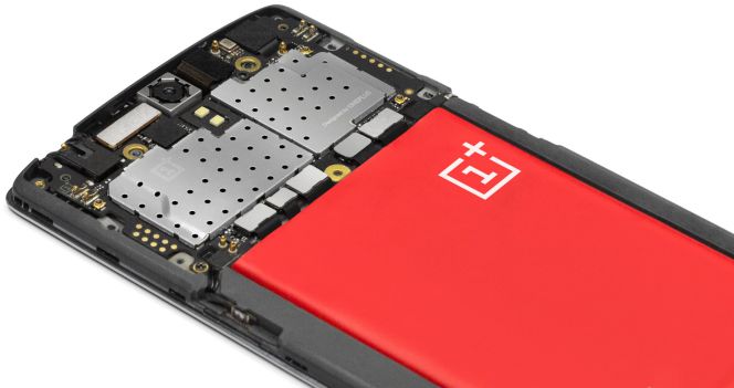 Teléfono OnePlus One abierto
