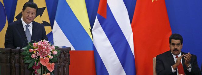 El presidente venezolano Nicolás Maduro aplaude mientras habla el su homólogo chino Xi Jinping en la ceremonia celebrada hoy 8 de enero.