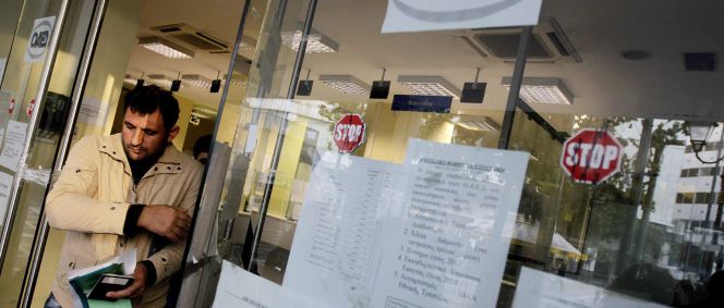 Un ciudadano sale de una oficina de empleo en Atenas (Grecia).