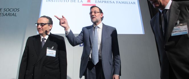 El presidente del Instituto de la Empresa Familiar (IEF), Javier Moll, y el presidente del Gobierno, Mariano Rajoy, en un acto celebrado el pasado mes de abril.