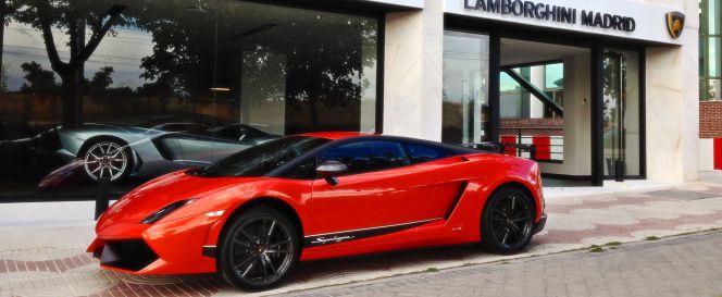 Un Lamborghini en la puerta del concesionario de la marca en Madrid