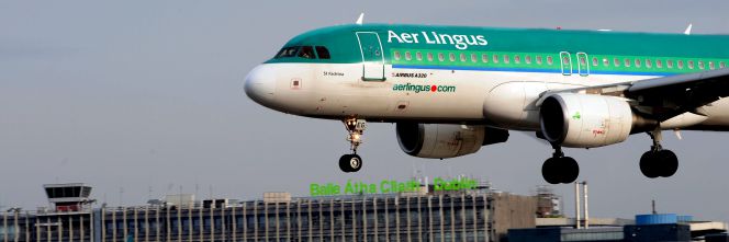 Un avión de Aer Lingus aterriza en el aeropuerto de Dublín.