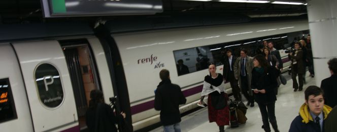Viajeros del AVE en la estación de Sants, en Barcelona.