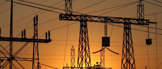 La empresa española Abengoa anunció hoy que obtuvo un contrato de 1.550 millones de dólares para la construcción y operación de una planta de 924 megavatios que reforzará el suministro eléctrico en el norte de México.
