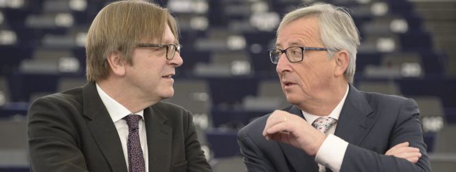 ST019 ESTRASBURGO (FRANCIA) 13012015.- Jean-Claude Juncker (d), presidente de la Comisión Europea (CE), y el líder de los liberales (ALDE), Guy Verhofstadt, conversan durante la sesión plenaria del Parlamento Europeo (PE) en Estrasburgo (Francia), hoy, martes 13 de enero de 2015. EFEPatrick Seegerrn rn