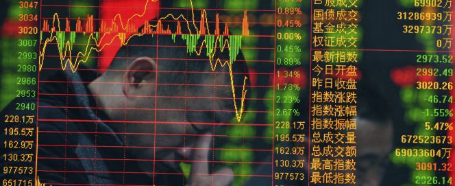 Fotografía con efecto de doble exposición que muestra a un inversor con los precios de las acciones en una agencia de corretaje en Fuyang, en la provincia central china de Anhui.