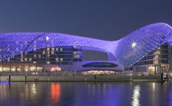 Silueta iluminada del hotel Yas Viceroy.