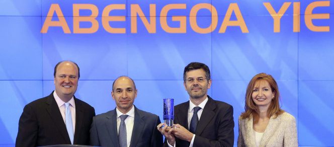 Fotografía facilitada por Abengoa de su CEO Manuel Sánchez Ortega (2i), presidente de Abengoa Yield, y Santiago Seage (2d), consejero delegado.