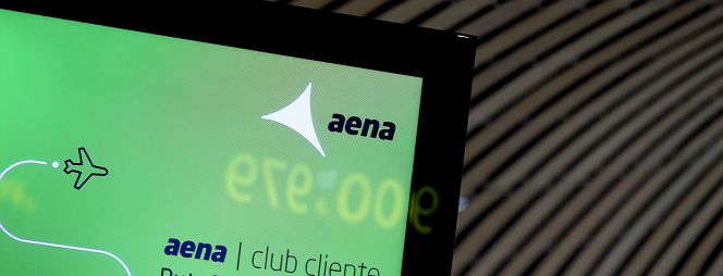 Pantalla con el logotipo de Aena en la T4 del aeropuerto de Barajas Adolfo Suárez.