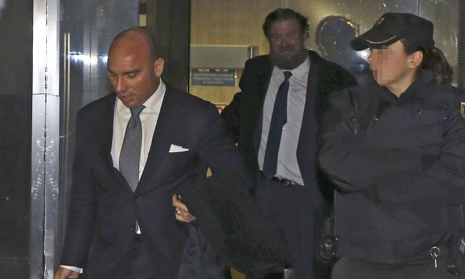 Los dos peritos designados por el Banco de España para trabajar en el "caso Bankia", Víctor Sánchez (i) y Antonio Busquets (C, atrás), a su salida de la Audiencia Nacional.