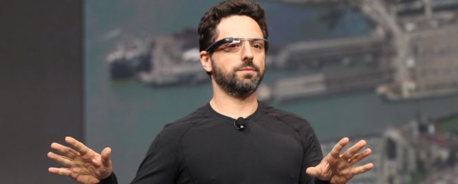 Sergey Brin, cofundador de Google, con las gafas inteligentes de la compañía.