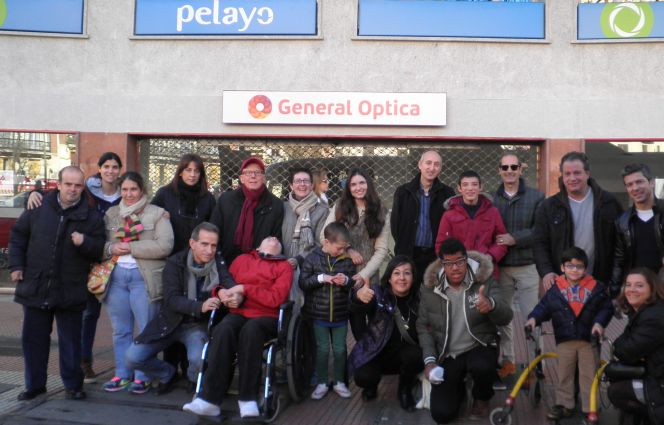Voluntarios de Pelayo acompañan a personas con discapacidad a una función de circo, el pasado fin de semana en Madrid.