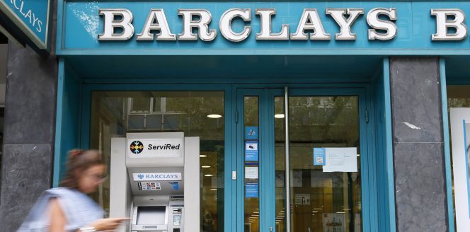 Una mujer pasa por delante de una oficina de Barclays Bank en Barcelona.