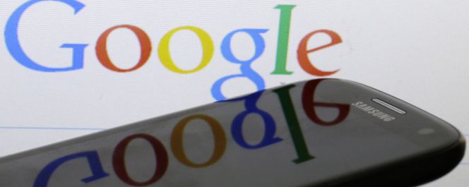 El logo de Google reflejándose en un móvil Galaxy de Samsung.