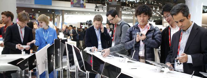 Visitantes del stand de Samsung en la pasada edición del Mobile World Congress.
