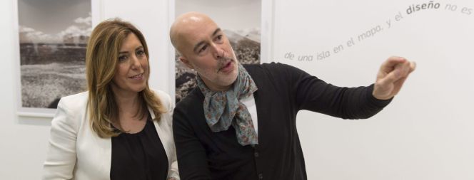 La presidenta de la Junta de Andalucía, Susana Díaz, y el fotógrafo portugués Francisco Vilhena.