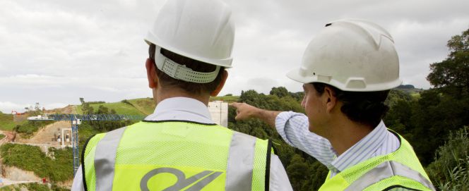 Dos ingenieros supervisan la construcción de un puente.