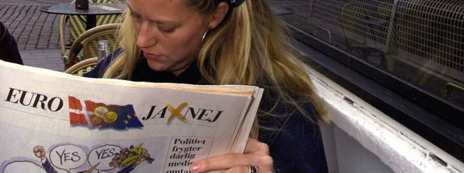 Una ciudadana danesa lee un periódico en una imagen de archivo