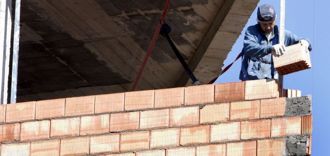 Un obrero trabaja en la construcción de una vivienda.