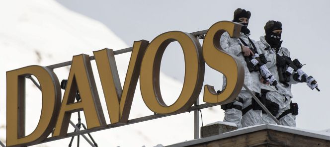 Agentes de las fuerzas especiales suizas vigilan desde el tejado del hotel de Kongressen el Centro de Congresos de Davos.