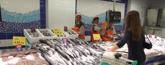 Una cliente de Mercadona en la pescadería