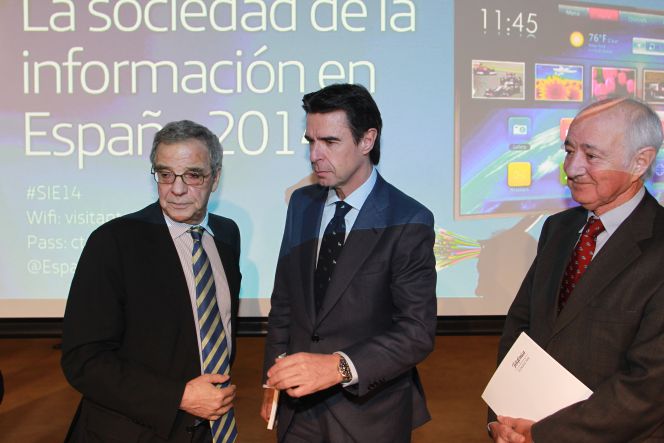 Cesar Alierta, presidente de Telefonica, José Manuel Soria, ministro de Industria y Enrique Gilolmo vicepresidente ejecutivo de la fundación Telefónica.