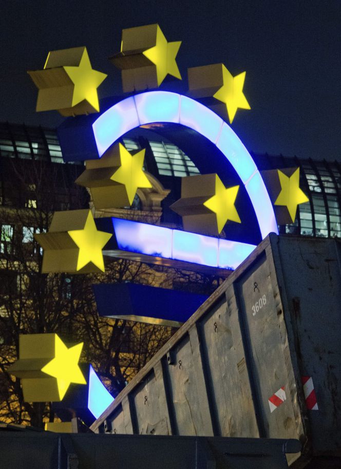 BRX503 FRÁNCFORT (ALEMANIA), 21012015.- Fotografía que muestra el símbolo del Euro junto a un contenedor de basuras en Fráncfort, Alemania, el 20 de enero de 2015.