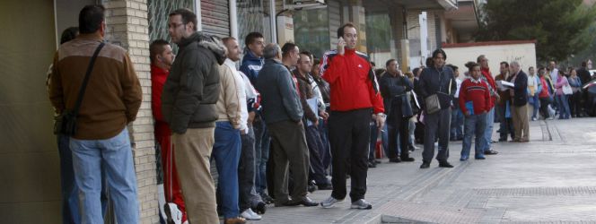 Decenas de personas esperan su turno ante una oficina del INEM en el madrileño barrio de Santa Eugenia. EFEArchivo