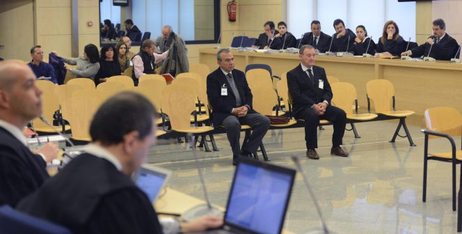 El ex director general de la CAM Roberto López Abad (i) y el exdirectivo Juan Ramón Avilés (d), durante el juicio celebrado hoy en la Audiencia Nacional por el cobro irregular de dietas y la concesión de préstamos a este último, con la petición fiscal 4 y 2 años y medio de prisión, respectivamente.