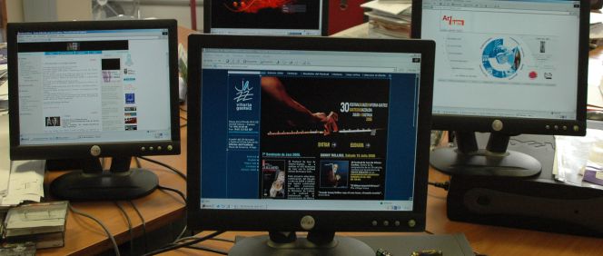 Varios ordenadores en una oficina.