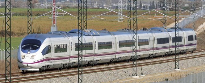 Un tren de la línea del AVE Barcelona-Girona-Figueres circula ante esta ciudad gerundense.
