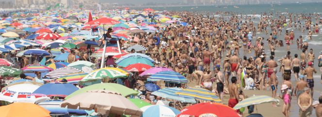 Turistas en la playa de Gandía (Valencia).