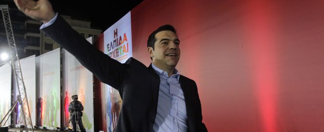 El líder de Syriza, Alexis Tsipras, saluda a sus seguidores en el mitin final de su campaña en Atenas (Grecia).