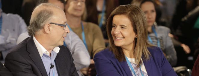 La ministra de Empleo y Seguridad Social, Fátima Báñez, conversa con el ministro de Hacienda y Administraciones Públicas, Cristóbal Montoro.