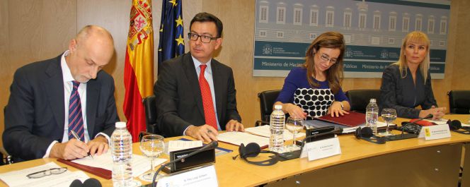 Pierre Luigi Gilibert, director ejecutivo del Fondo Europeo de Inversiones; Román Escolano, vicepresidente del BEI; Marta Fernández Currás, secretaria de Estado de Presupuestos y Gastos, y Elzbieta Biénkwoska, comisaria europea de Mercado Interno, durante la firma del acuerdo.