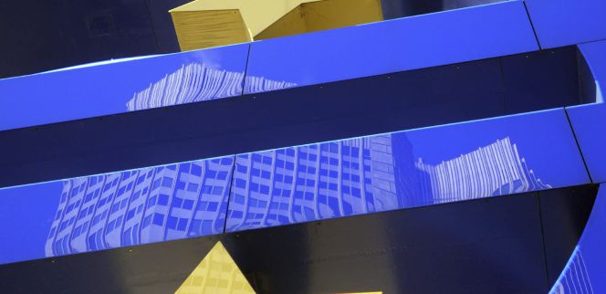Edificio del Banco Central Europeo (BCE) reflejado sobre el símbolo del Euro, en Fráncfort (Alemania).