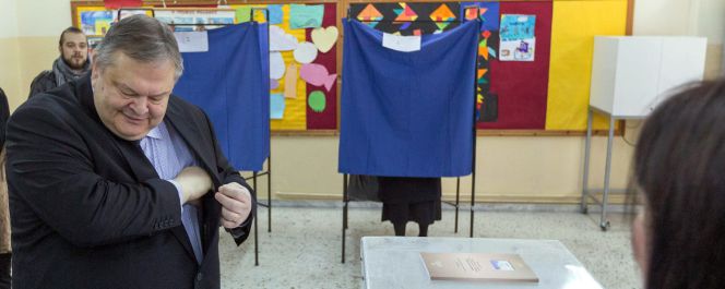 El líder del Pasok y ex ministro de FInanzas, Evangelos Venizelos, vota en Salónica.