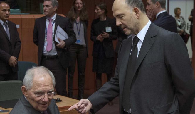 El ministro alemán de finanzas, Wolfgang Schaeuble, junto al comisario europeo de Asuntos Económicos, Pierre Moscovici, durante la reunión del Eurogrupo