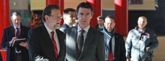 El presidente del Gobierno, Mariano Rajoy, y el ministro de Industria José Manuel Soria