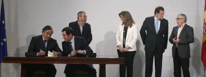 Los máximos líderes patronales y sindicales junto al presidente del Gobierno, Mariano Rajoy, y la ministra de Empleo, Fátima Báñez, durante la firma del último acuerdo sobre medidas para activar el mercado laboral.
