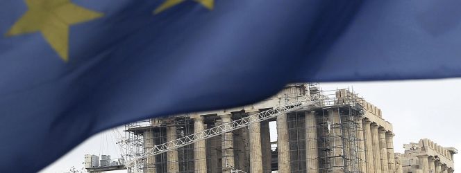Una bandera de la UE ondea frente al Partenón en Atenas