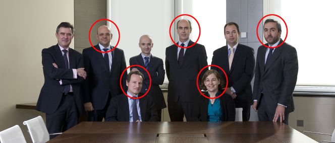 La cúpula inicial de Sareb, de izquierda a derecha y de pie, el director de auditoría interna Orlando García; el exdirector de activos financieros Luis Moreno; el secretario del consejo Oscar García Maceiras; el exresponsable de procesos Miguel Garicano; el gestor de recursos Alfredo Guitart y el exdirector de activos inmobiliarios Juan Barba. Sentados, el exdirector general de la sociedad, Walter de Luna y, su recién dimitida presidenta, Belén Romana.rn rn
