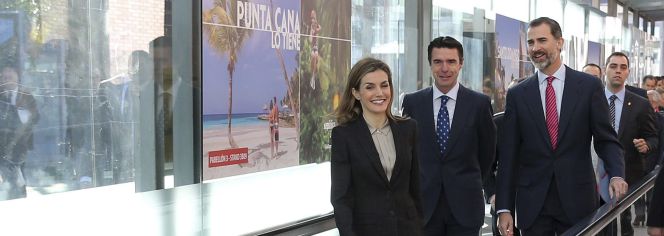 La Reina Letizia (izquierda), el ministro de Industria, Energía y Turismo, José Manuel Soria (derecha) y el Rey Felipe (derecha).