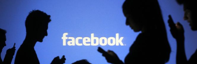 Gente con el logotipo de Facebook al fondo.